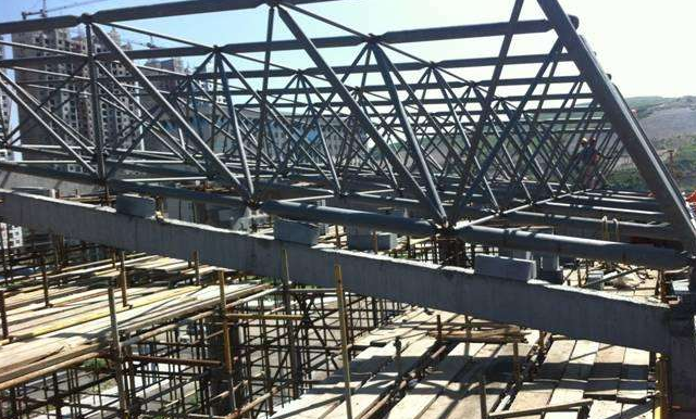 淮南简述网架公司的黑色压型钢板的吊装步履